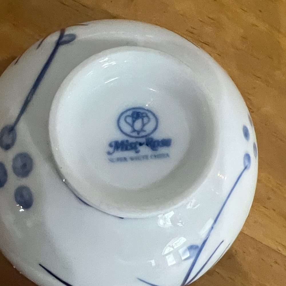 Elegant Blue and White Ceramic Bowl - Picture 3 of 4